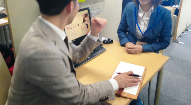 講習員と男性スタッフとの打ち合わせ風景