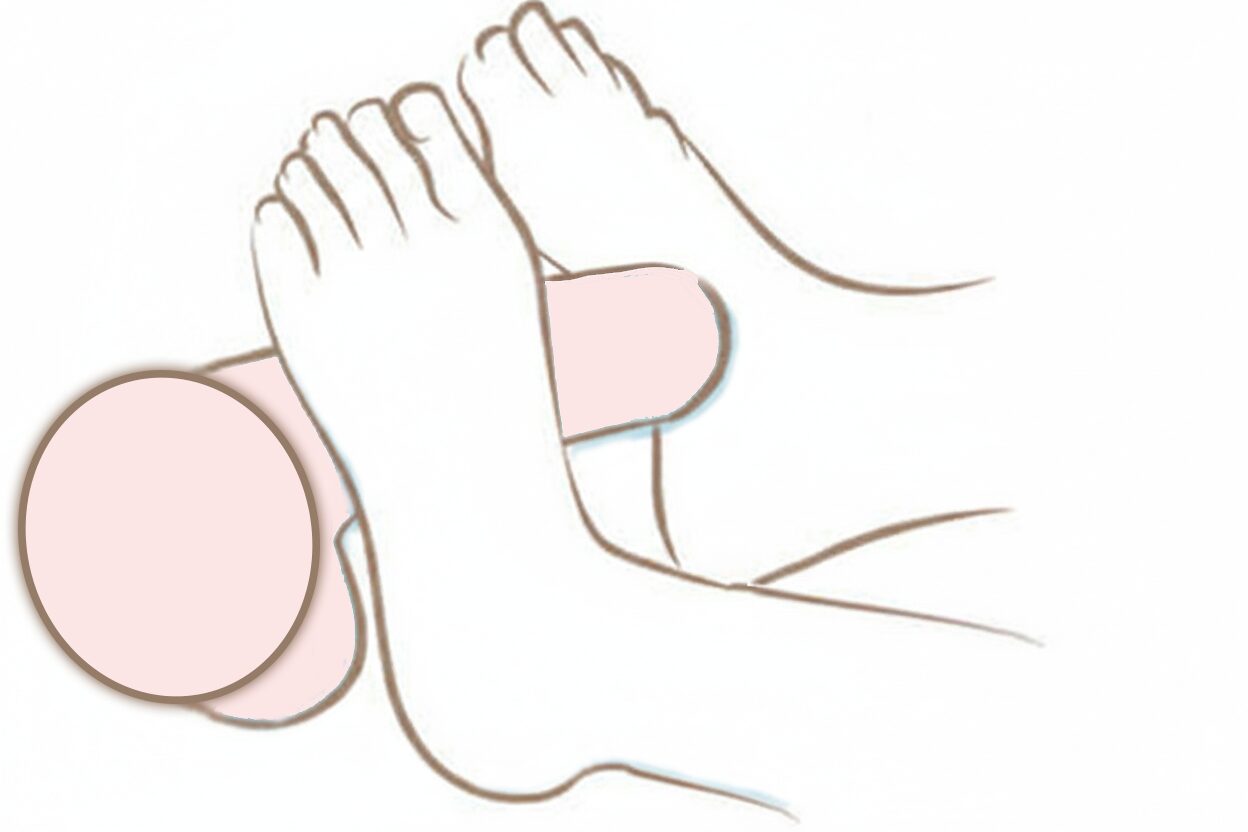 両足で挟んで足コキ